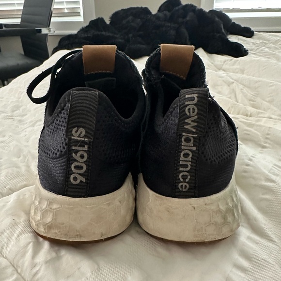 Used New Balance Women’s Sneaker size 7 - Picture 3 of 4